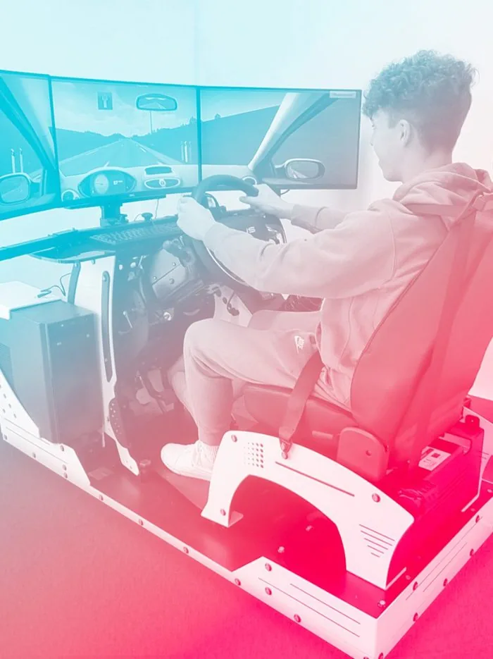 Élève sur le simulateur de conduite YA'K ROULER